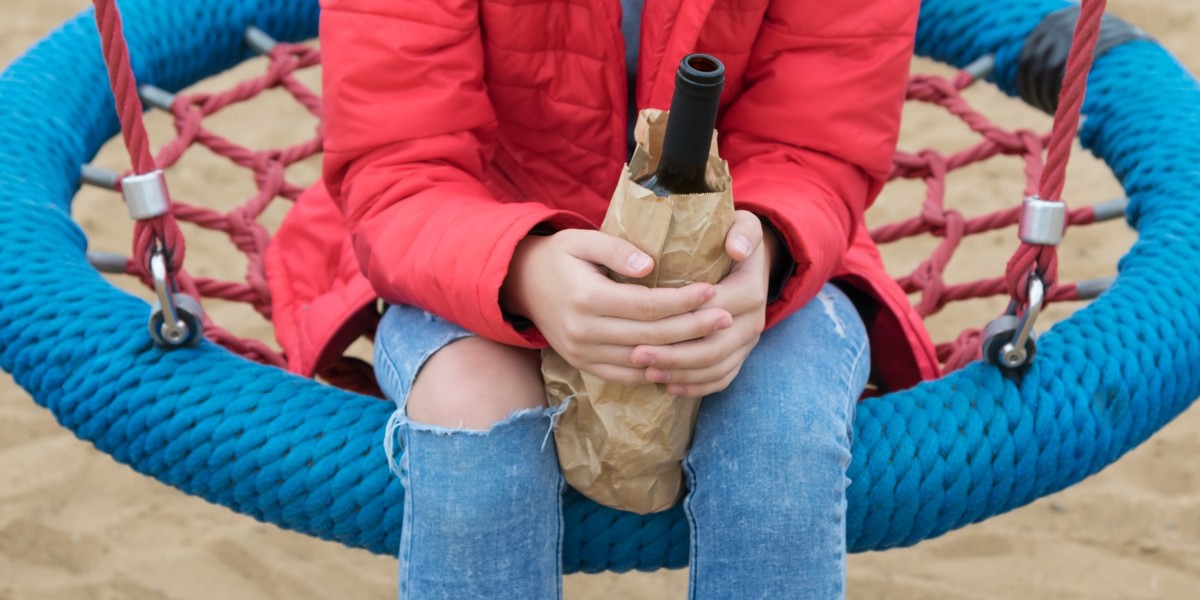 Troje nastolatków z Zawiercia urządziło sobie imprezę alkoholową.  Zdjęcie ilustracyjne.