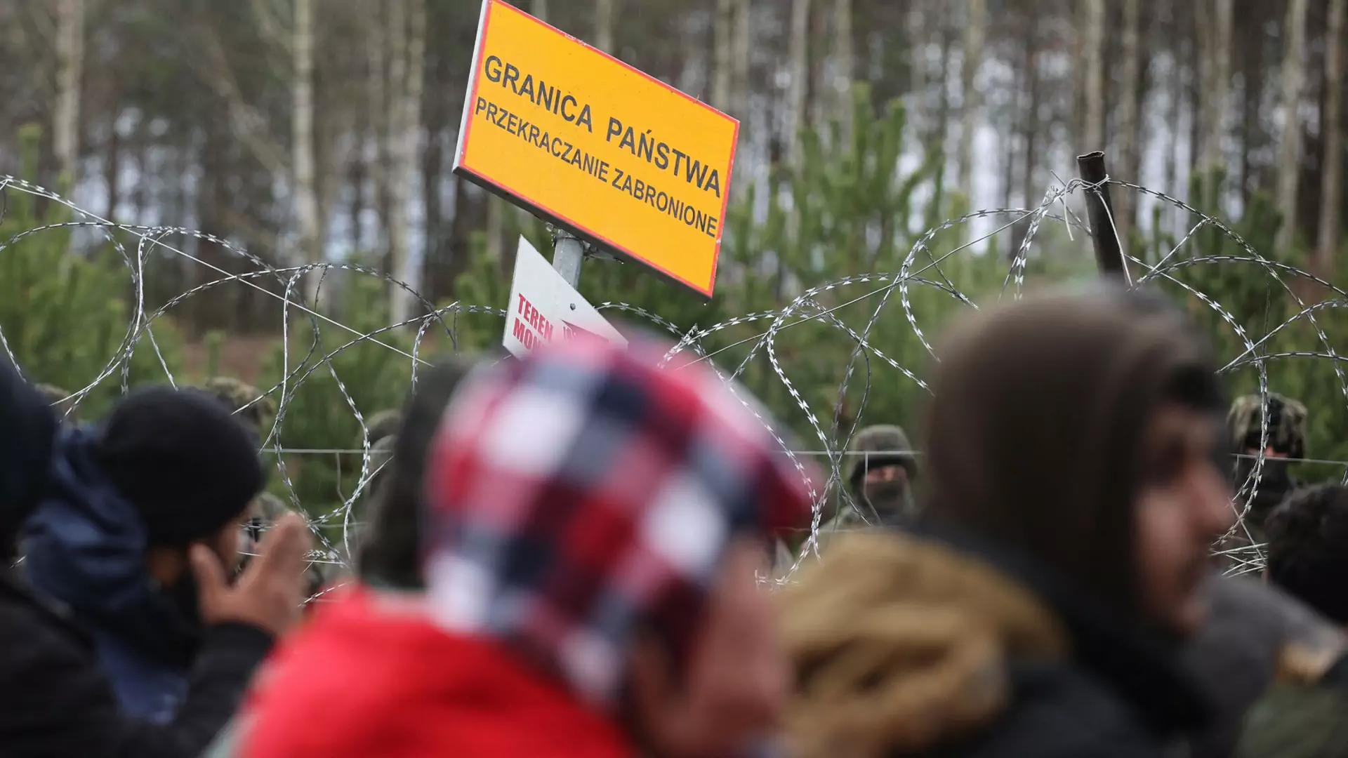 Uchodźca z Kuźnicy: Wypychają nas siłą na Litwę. Jest zimno, jesteśmy mokrzy. Być może umrzemy [AUDIO]