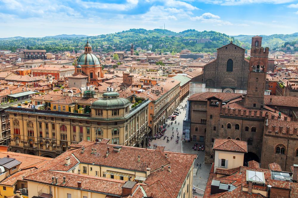 Bologna je známa svojimi červenými strechami.