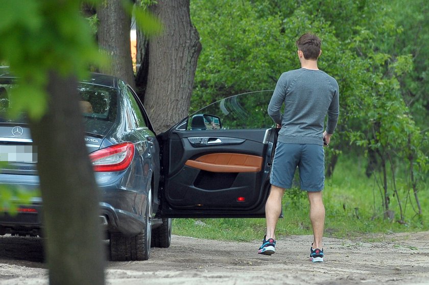 Maciej Rybus Jezdzi Po Warszawie Luksusowym Mercedesem