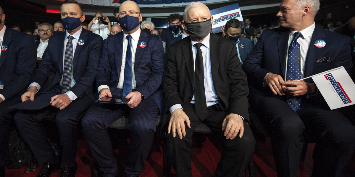Sympatycy opozycji kpili z obuwia Kaczyńskiego. Jak się okazało, niesłusznie