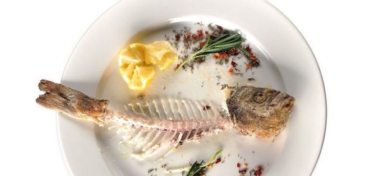 Jak uporać się z ością w gardle? Porady lekarza, o których warto pamiętać