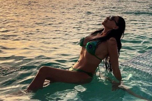 CECA SE SKINULA I SVI GLEDAJU U NJU! Prizor iz Španije ostavlja bez daha, a tek da vidite u kakvom LUKSUZU uživa: Sve pršti od skupoće, u bazenu sve u znaku čuvenog brenda