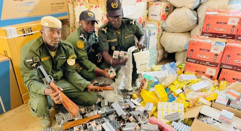 Des médicaments de contrebande et des armes à feu saisis à Keur Ayip par la Douane sénégalaise.