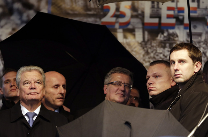 Od rana w całej Pradze trwają demonstracje przeciwko Miloszowi Zemanowi. Przeciwnicy prezydenta wychodzą na ulicę dokładnie w 25 lat po manifestacji, która zapoczątkowała aksamitną rewolucję. Przyszli też na uroczystość odsłonięcia pamiątkowej tablicy przez prezydentów Polski, Czech, Słowacji, Węgier i Niemiec. To nie jest mój prezydent. Ja nigdy nie chciałem, aby taki człowiek reprezentował Czeską Republikę - mówił Polskiemu Radiu jeden z manifestujących.