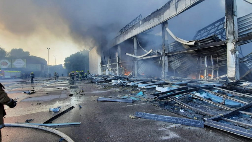 Újabb hírek érkeztek az ukrán plázát érő orosz rakétatámadásról: Zelenszkij terrorakciónak nevezte a civileket érő vérengzést 