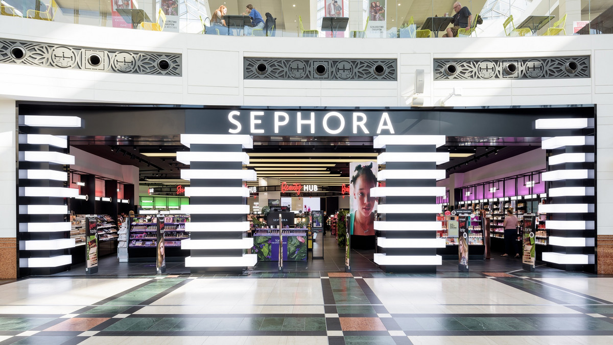 W minionym roku marka Sephora osiągnęła bardzo wysoki wskaźnik jakości obsługi w badaniu konsumenckim przeprowadzonym po raz 15. przez Polski Program Jakości Obsługi. Wskaźnik ten wynosi 85,1% i w stosunku do wyniku z 2020 roku, wzrósł o ponad 3 p.proc. Wynik jest imponujący, biorąc pod uwagę ogólny spadek jakości obsługi w Polsce i poszczególnych branżach. Klienci perfumerii Sephora w swoich opiniach wskazywali przede wszystkim <strong>niezwykle bogaty asortyment</strong> oraz <strong>profesjonalną i uprzejmą obsługę</strong>. Dzięki osiągniętym, wysokim notom, Sephora wyróżniona została już po raz 13. godłem Gwiazda Jakości Obsługi.