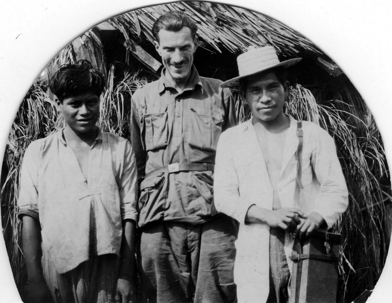 Arkady Fiedler w towarzystwie Indian ze szczepu Coroabów, Brazylia, 1929 r.