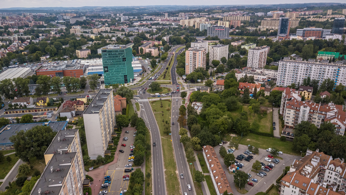 Policjant, przejeżdżając ulicą Młyńską w Krakowie, pomógł kierowcy, który zasłabł w swoim samochodzie. Na tylnym siedzeniu siedziała przestraszona 4-letnia córka.
