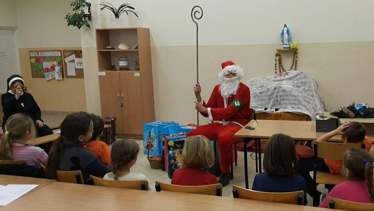 Zaostrza się spór między ONR i białostockim Caritasem. Chodzi o głośną sprawę odwiedzin przedstawicieli ONR w świetlicy dla dzieci z rodzin dysfunkcyjnych, prowadzonej przez Caritas w Supraślu. Przedstawiciele organizacji charytatywnej twierdzą, że wizyta Mikołaja z falangą na ramieniu wśród dzieci nie była z nimi uzgodniona. Narodowcy zarzucają Caritasowi kłamstwo i utrzymują, że za przeprowadzenie tej akcji otrzymali nawet podziękowania i wyrazy wdzięczności. Podają również przykłady "owocnej" współpracy z przeszłości.