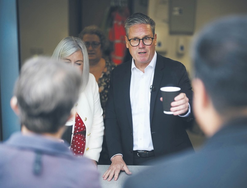 Lider Partii Pracy Keir Starmer w klubie piłkarskim Hucknal Town. 2 lipca 2024 r.