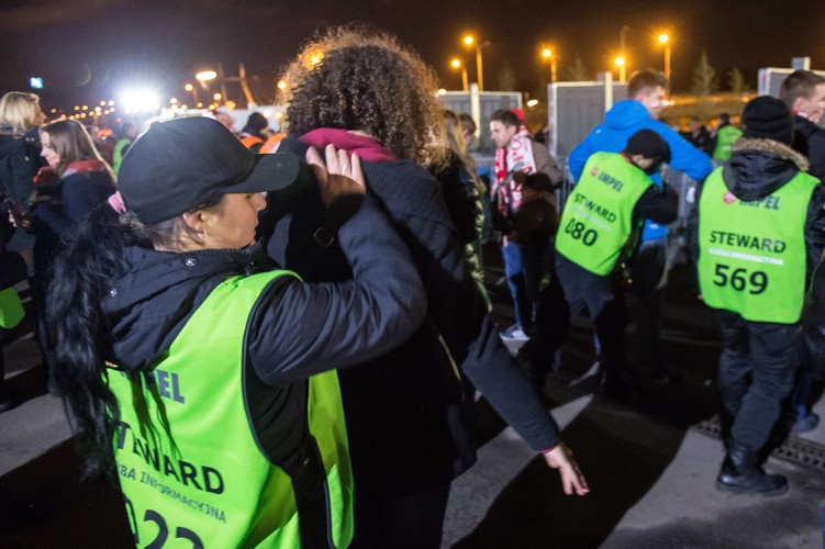 Służby porządkowe sprawdzają kibiców przed wejściem na teren Stadionu Miejskiego we Wrocławiu