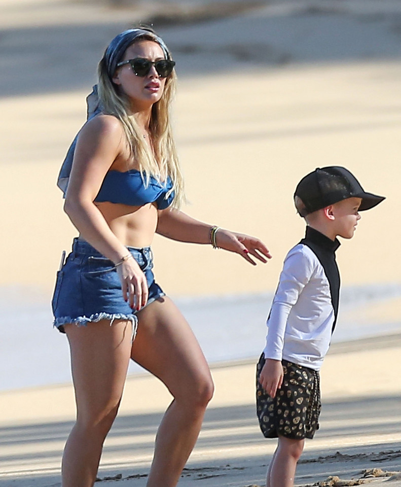 Hillary Duff na plaży z synem