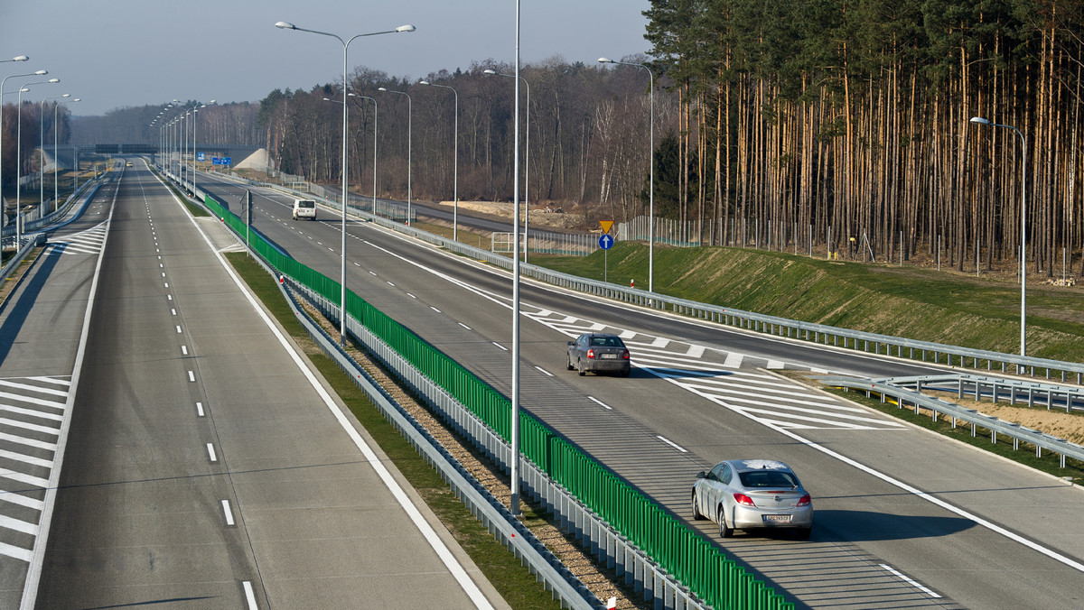W jakim kraju potrzebna jest gaśnica, jak szybko można jeździć w Czechach, ile kosztują autostrady we Francji - tego wszystkiego dowiemy się z mobilnego przewodnika "A2 do Europy". Aplikację można bezpłatnie pobrać na komórkę.