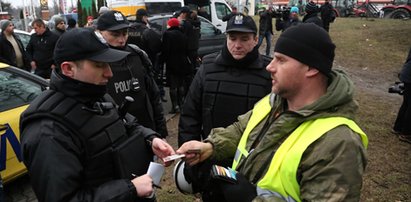 Policja legitymuje rolników