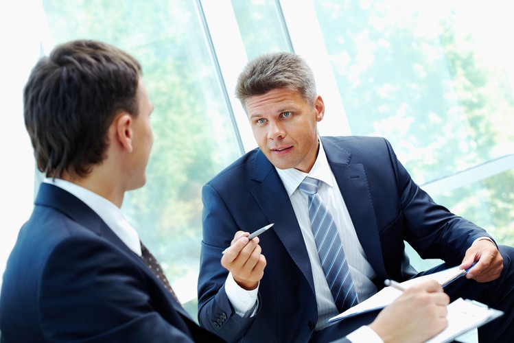 Szef krytykant potrafi wszystko i wszystkich ocenić w jednym zdaniu, bez wysłuchania racji i argumentów drugiej strony. Nie umie się komunikować ani tym bardziej wysłuchać, nie ma też takiej potrzeby. Ma już swoje zdanie na dany temat i nie widzi potrzeby, by je zmieniać. Rozmowa z szefem-krytykantem przypomina raczej audiencje podczas których pracownik może tylko mieć nadzieję, że szef go wysłucha.