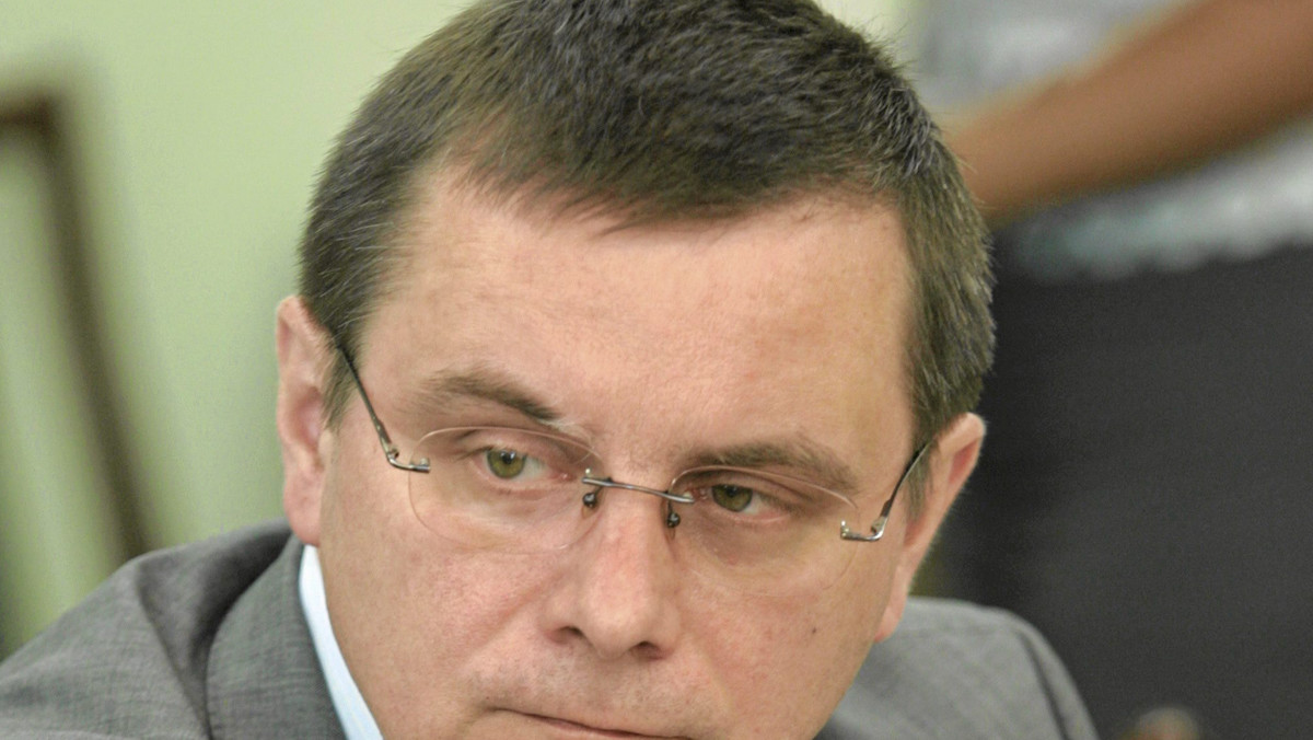 Politycy PiS wezwali ministra infrastruktury Cezarego Grabarczyka, aby podał się do dymisji jeszcze przed sejmowym głosowaniem nad wnioskiem SLD o wyrażenie wobec niego wotum nieufności.