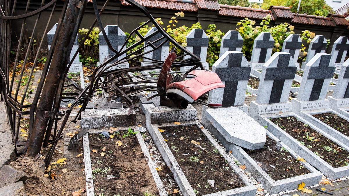 Litwa: wypadek samochody, uszkodzone nagrobki polskich żołnierzy