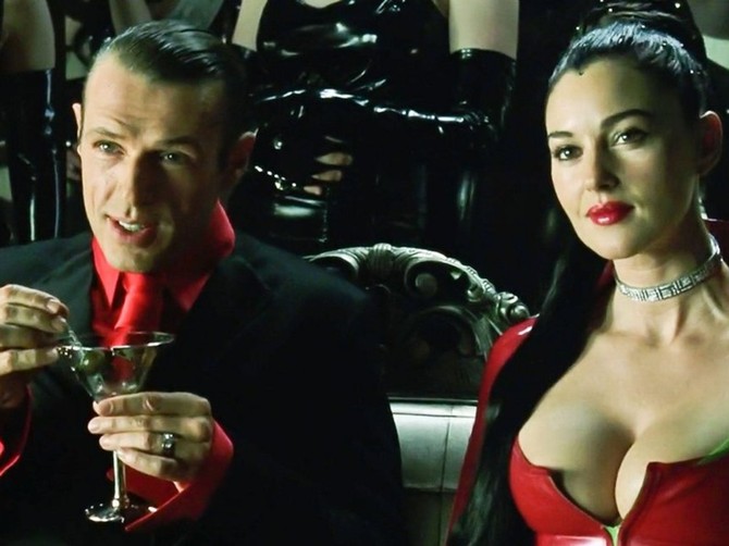 Monika Beluči sa Lambertom Vilsonom u filmu "The Matrix Revolutions" 2003. godine, italiijanska glumica rođena je u znaku Vage  LANDMARK MEDIA / Alamy/Alamy