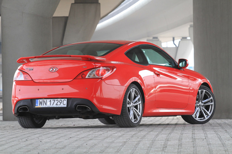 Hyundai Genesis Coupe: czerwony palacz gumy