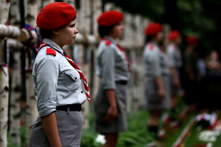 70 rocznica powstania warszawskiego. Pamięć powstańców uczcili warszawiacy przybyli na główne uroczystości przy pomniku Gloria Victis na Cmentarzu Wojskowym na Powązkach. Fot. PAP/Tomasz Gzell