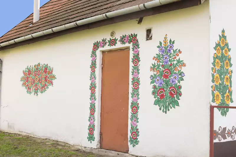 Malowane kwiaty na jednej z zalipiańskich chat
