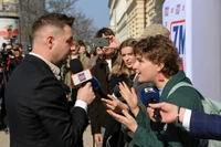 "Można dostać w twarz". PiS otwiera się na młodych [KULISY]