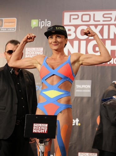 Ewa Brodnicka, podczas oficjalnego ważenia przed walką z Włoszką Anitą Torti