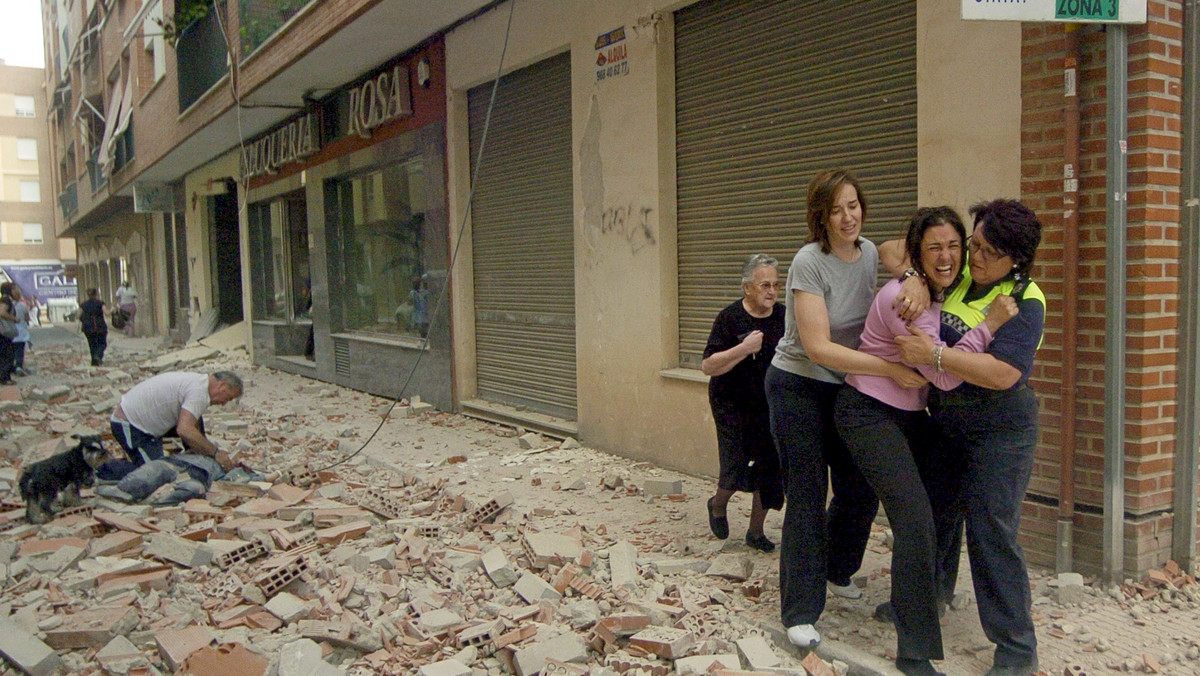 Wczoraj po południu trzęsienie ziemi o sile 5,3 w skali Richtera nawiedziło prowincję Murcja w południowo-wschodniej Hiszpanii. Według oficjalnych danych zginęło osiem osób, w tym kobieta w ciąży i 14-letni chłopiec - poinformowała dziennikarka PAP w TVN24.