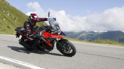 Suzuki DL 1050 XT z siłą parowozu. Nowy piękniś kusi nie tylko ceną i stylem