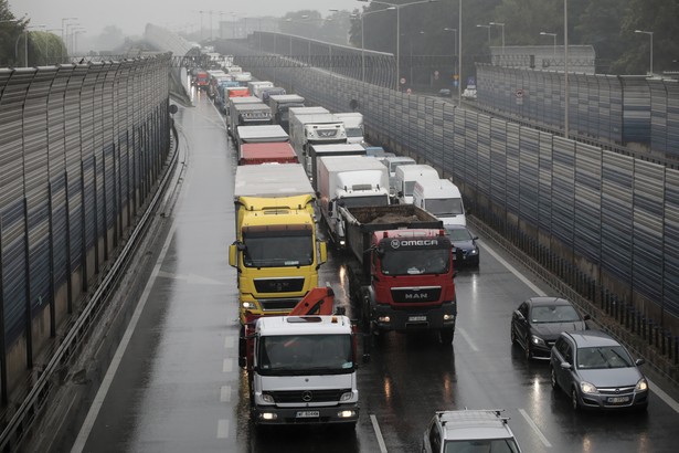 Kto jest winny podtopienia drogi S8? Trzaskowski i wojewoda mazowiecki przerzucają się odpowiedzialnością