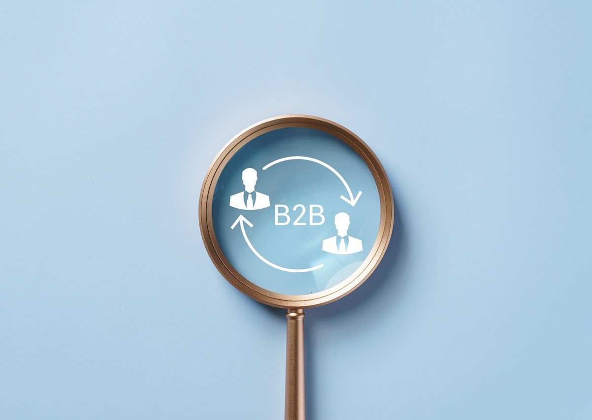 Lupa powiększająca grafikę z napisem B2B