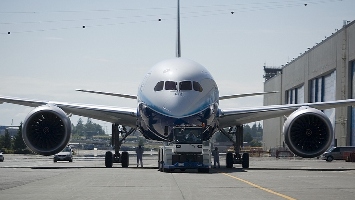 Tego lotu się nie czuje, żadnych nudności, po prostu relaks - mówiła jedna z pasażerek Dreamlinera. Jednak najbardziej zaawansowany technologicznie samolot Boeing 787 rodzi się w bólach, wymaga poprawek, a przewoźnicy na świecie, w tym LOT, nie mogą się go doczekać - pisze Kazimierz Sikorski