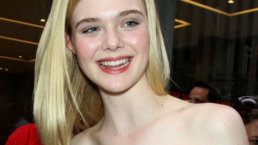 Elle Fanning haja rózsaszínű!