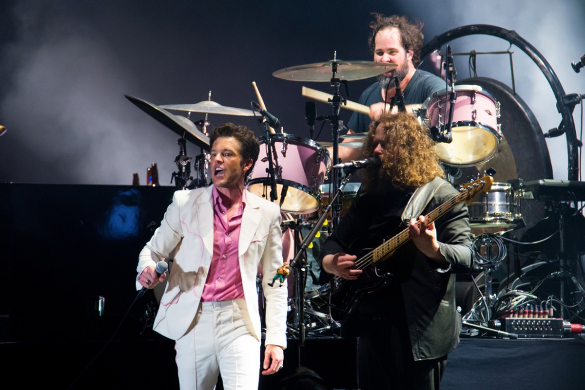 Marsz uchodźców w kierunku USA - tak twórca "Czarnego bractwa" tworzy teledysk dla The Killers. Zobacz "Land Of The Free"