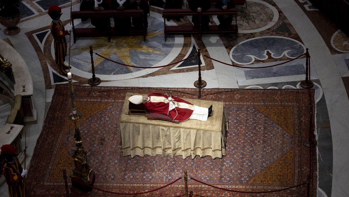 Rzecznik Konferencji Episkopatu Polski, ks. Leszek Gęsiak, przekazał nazwiska hierarchów, którzy na pewno udadzą się na czwartkowy pogrzeb Benedykta XVI w Watykanie. Są to przede wszystkim abp Stanisław Gądecki i abp Marek Jędraszewski.