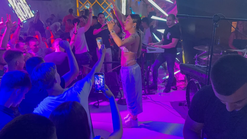 Sandra Afrika na nastupu u bikiniju i patikama