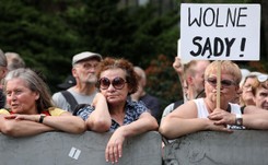 Dlaczego młodzież stoi z boku? Za przywódcami postrzeganymi jako upierdliwi sklerotycy, nie pójdą już tłumy [FELIETON]