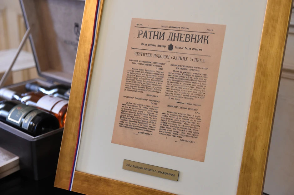 Vučić je Makronu poklonio list iz Ratnog dnevnika