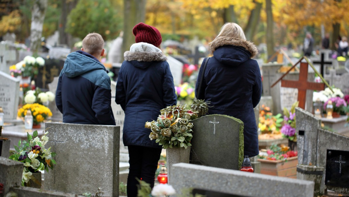 Wszystkich Świętych. Sondaż. Połowa Polaków nie chce zamykania cmentarzy