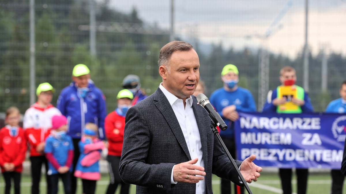 Prezydent RP Andrzej Duda podczas wizyty na boisku piłkarskim Plato na terenie Centralnego Ośrodka Sportowego w Zakopanem