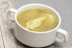 Zupa "nic" królowała w PRL-u. Teraz wraca do łask. DWA PRZEPISY: tradycyjny i współczesny