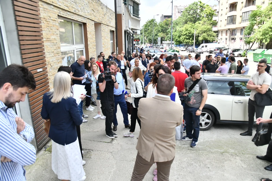 Stanari juče ispred zgrade 