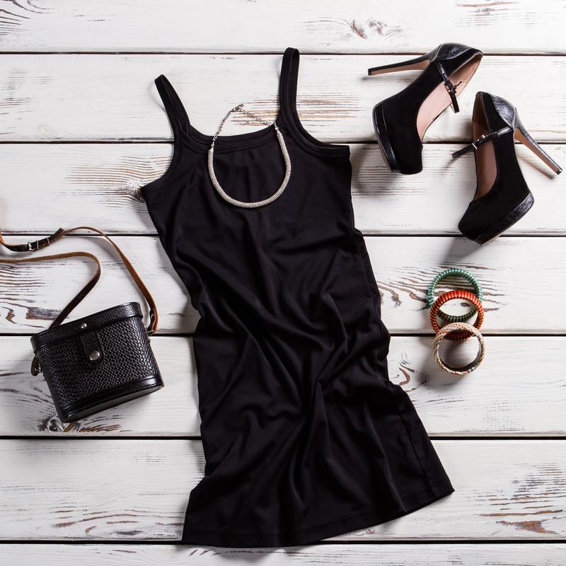 Jakie wybrać dodatki do czarnej sukienki?