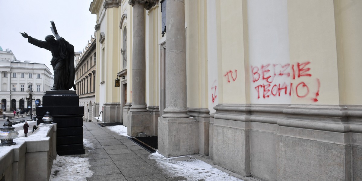 Wandal, który zniszczył fasadę kościoła Św. Krzyża, zatrzymany