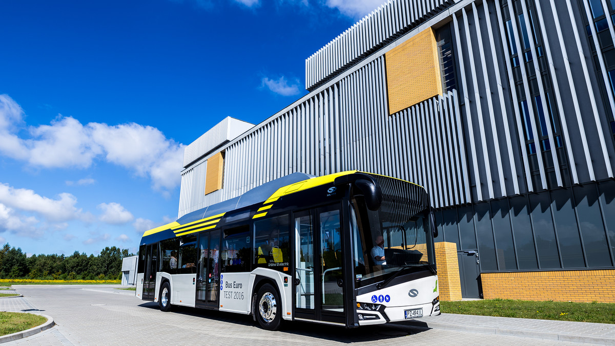 Dwuprzegubowe trolejbusy o długości ponad 24 metrów chce wprowadzić do swojej oferty wielkopolski producent autobusów, trolejbusów i tramwajów firma Solaris Bus &amp; Coach. Pierwszy trójczłonowy pojazd powinien być gotowy w połowie 2018 roku.