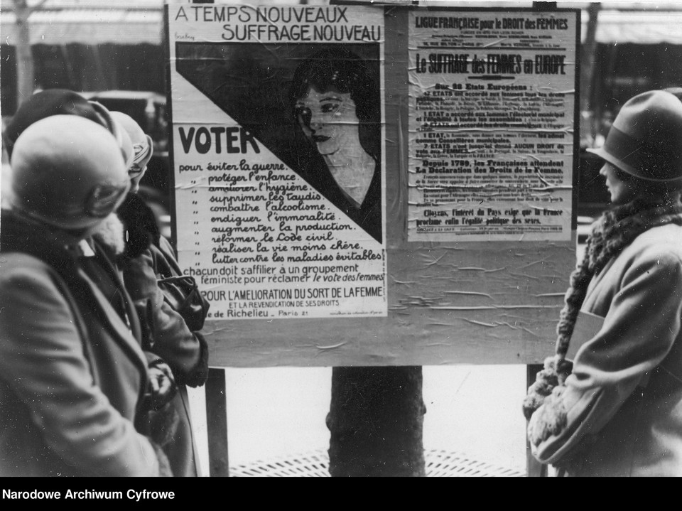Kobiety czytają plakaty wydane przez sufrażystki walczące o prawo wyborcze dla kobiet w 1928 r.