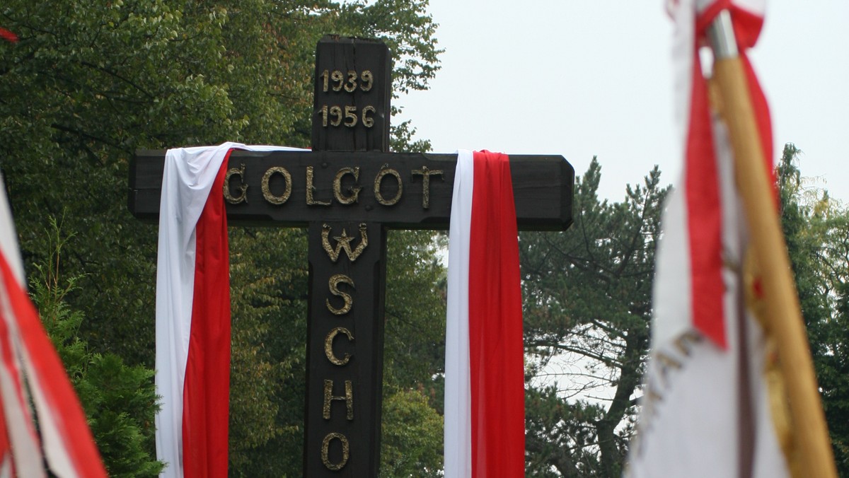 Ponad sto osób - m.in. przedstawiciele władz województwa i administracji rządowej - uczestniczyło w dzisiejszych uroczystościach ku czci ofiar zbrodni katyńskiej pod pomnikiem Golgoty Wschodu na cmentarzu w Opolu-Półwsi.