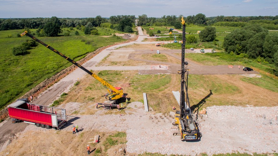 Wojewoda mazowiecki 25 maja 2017 r. wydał decyzję o zezwoleniu na realizację inwestycji drogowej (ZRID) dla budowy mostu przez Wisłę w ciągu S2 Puławska-Lubelska. Wojewoda mazowiecki prowadzi postępowania zmierzające do wydania  ZRID dla pozostałych odcinków POW. <br><br>fot. (mr) PAP/Leszek Szymański