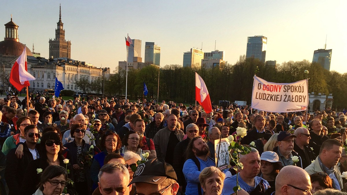 Toruński aktywista Polski Laickiej Arkadiusz Brodziński poczuł się obrażony słowami, jakimi jego i inne osoby biorące udział w pikiecie 10 kwietnia miała nazwać posłanka PiS Małgorzata Gosiewska na antenie TV Republika. Powiadomił więc Prokuraturę Rejonową Toruń Centrum-Zachód o możliwości popełnienia przez nią przestępstwa zniesławienia.